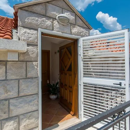 Modern With Sea View Apartmán *